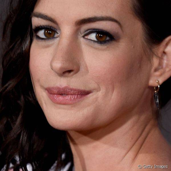 Para a estreia do filme 'The Intern', Anne Hathaway apostou em make neutra com olhos pretos